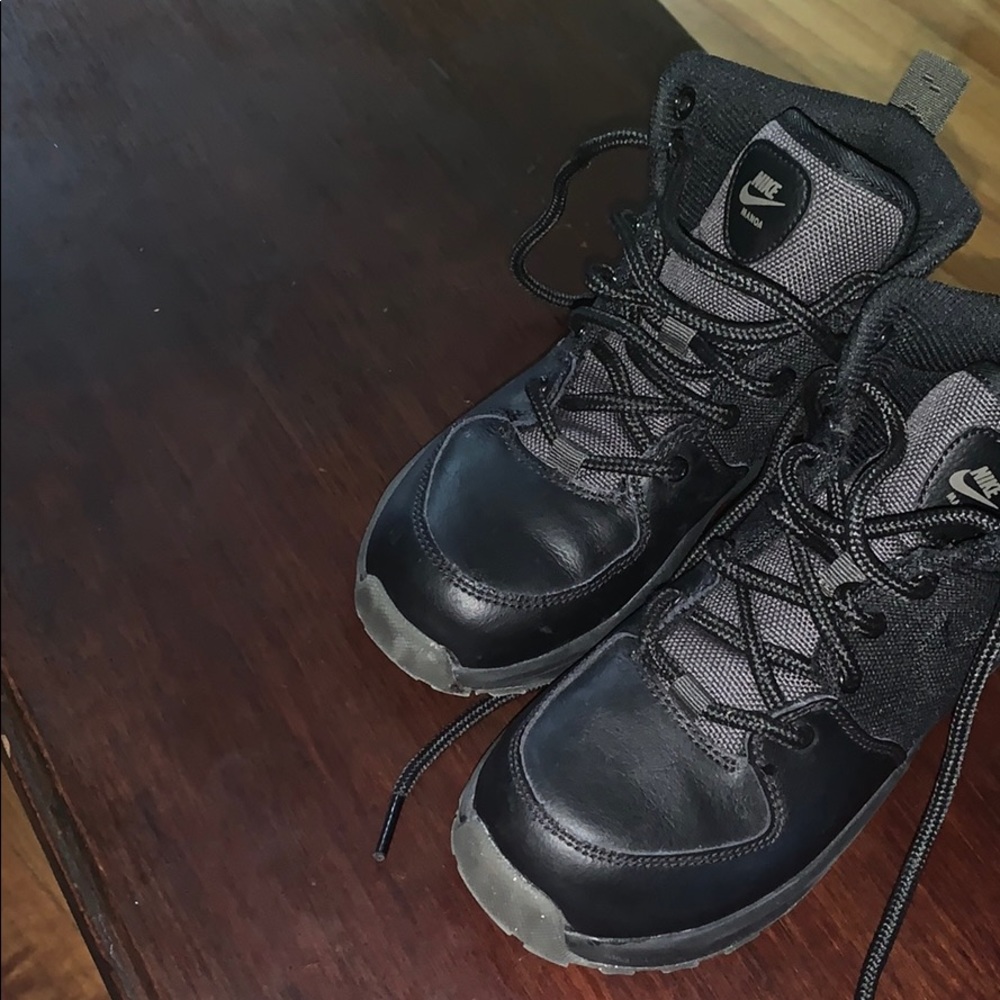 Black Nike boot   Lightly worn